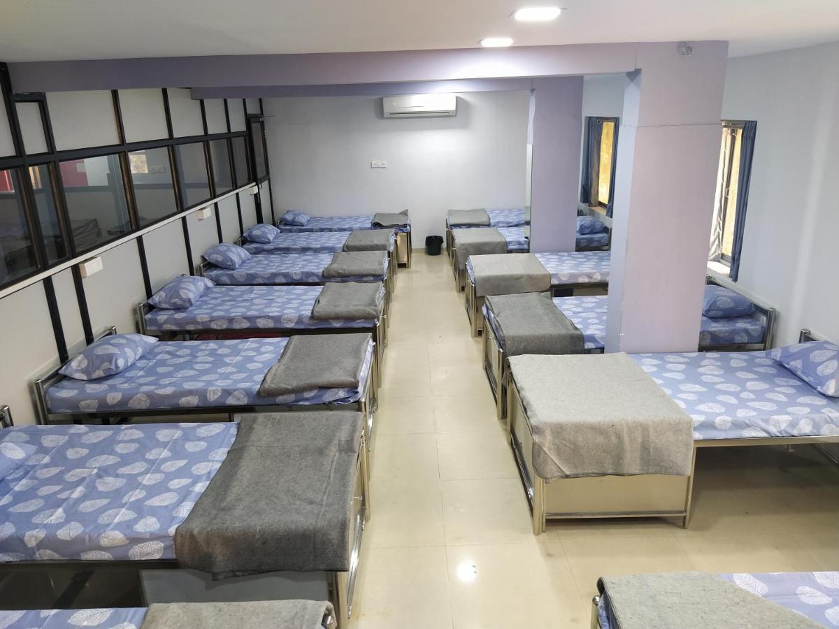 Shiv Sai Dormitory Vadodara Kültér fotó