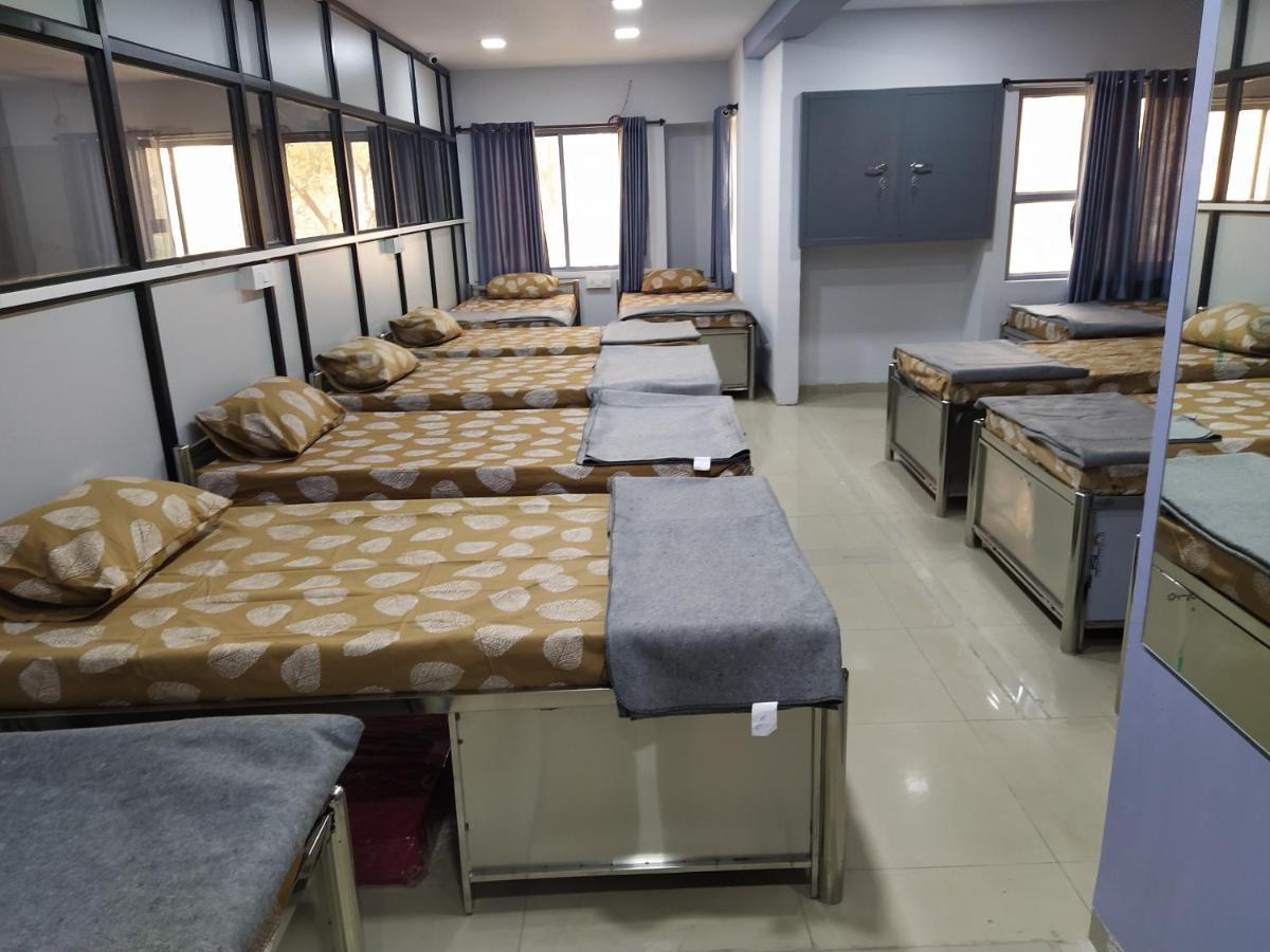 Shiv Sai Dormitory Vadodara Kültér fotó